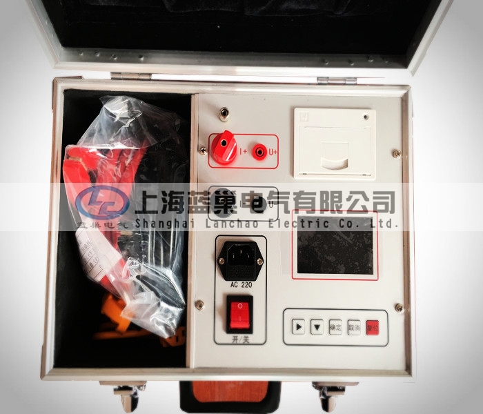 LCHL-100A回路電阻測試儀采用32位ARM內(nèi)核作為處理的核心，對整機進行控制，自動完成自校、穩(wěn)流判斷、數(shù)據(jù)處理、阻值顯示等功能，可測量各種高壓開關及電器的接觸電阻、回路電阻和變電站母線電阻，電力線接點電阻，焊縫接觸電阻。該儀器體積小、重量輕，極大的方便了工作人員的使用。
